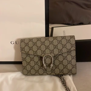 Gucci Supreme Chain Wallet - Säljer min fina gucciväska i utmärkt skick. Den köptes år 2020 från NK Göteborg, det tillkommer kvitto på authentication, dustbag, boxen och påsen den köptes i. Väskan är värd 16.000 kr men säljs för 6240 kr.