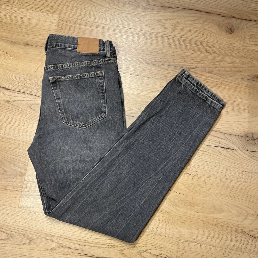 Säljer dessa weekday jeans barrel fit, säljes pga av att dom är för små. Skick 8/10, storlek: W 29 L 34. Tveka inte på att skriva och fråga.. Jeans & Byxor.
