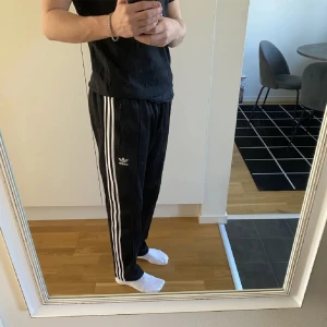 Adidasbyxor - Passar både killar och tjejer ca 170-175cm långa. Helt nyskick 🫶