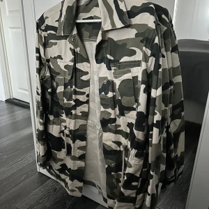 Jacka från HM - Jacka från HM, i storlek S. Lite längre i modellen (går typ över rumpan), som ny!