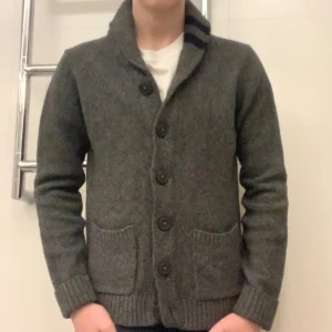 Kashmir Woolrich Cardigan  - Woolrich cardigan i ull och kashmir blanding. Fint skick och storlek XL men passar S/XS (kille i bild är 177 sitter pyttelite kort i längden annars perfekt). 