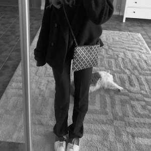 bikbok kostymbyxa - I modellen Vera Tall Kostymbyxa med låg midja, nästan helt oanvända, nypris 499 kr, mycket långa i benen!!🤍