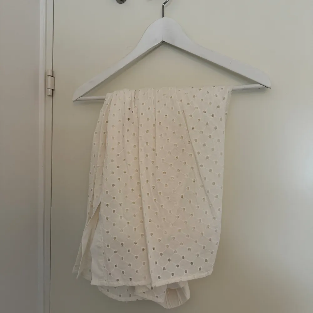 Säljer detta supergulliga sett från Lindex! En blus och kjol som matchar! Använd 1 gång 😇. Klänningar.