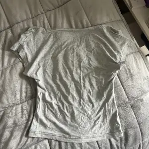 Trendig t-shirt från Shein med öppen rygg. Använd 2ggr. Bra skick! 