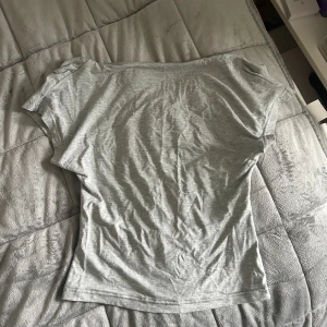 T-shirt med öppen rygg  - Trendig t-shirt från Shein med öppen rygg. Använd 2ggr. Bra skick! 