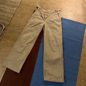 HOPE BYXOR - Skitsnygga byxor från HOPE! Inget att anmärka på vad gäller skick. 