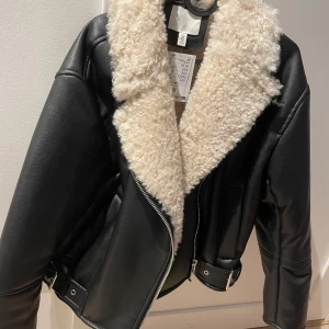 Helt oanvänd pilotjacka  - Helt oanvänd pilot jacka. Köptes i vintras men upplevde inte att den passade mig så har bara hängt i garderoben sen dess.  