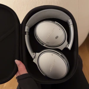 Bose hörlurar - Silvriga Bose hörlurar som knappt är använda!