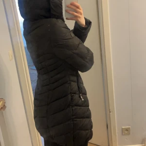 Vinter jacka - Rocco barocco vinter jacka, jätte fin och formad, du får med ett bälte med den och äkta päls till luvan, använd men inga defekter! Köpte för 2000 säljer nu för 900 kr.