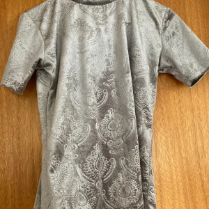 T-shirt - Kortärmad, silverfärgad t-shirt med krage i storlek S av sammetsliknande tyg!!!
