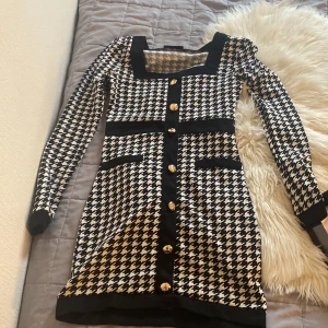 klänning - har använt den 1 gång den är helt nyttskick