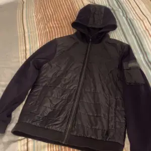 Helt ny Barbour jacka storlek L  Nypris 2500kr Säljes för 1000kr