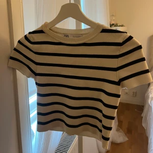 Stickad randig t-shirt  - Randig topp från zara i storlek M. Köptes för 349kr säljer för 140kr