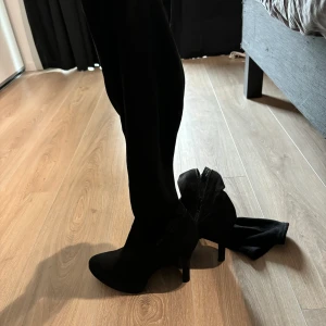 Svart klack - Svarta klackar  Går över knäna  11 cm klack  Använda 2 gånger Storlek 38/39