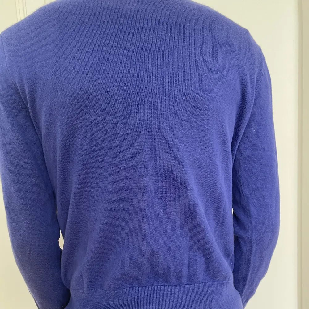 Säljer denna marinblå polo ralph lauren tröja i jättebra skick. Storleken på tröjan är 14-16 år, vilket motsvarar L i barnstorlek men tröjan passar xs-s. Nypris ca 1250 kr, mitt pris: 349 kr. Hör av dig vid fungerar eller frågor! . Tröjor & Koftor.