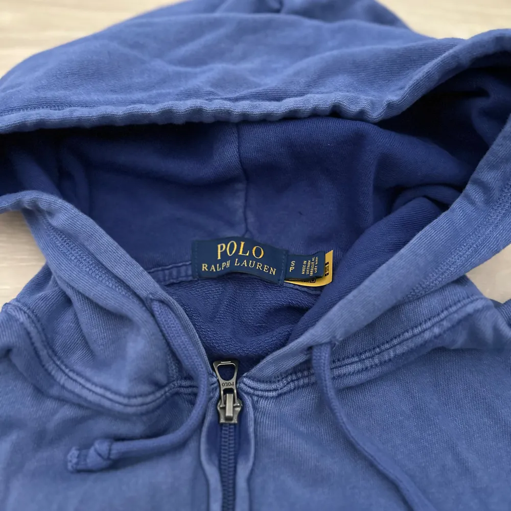 Säljer en riktigt snygg Ralph Lauren zip hoodie som är perfekt till våren/sommaren. Storlek S men passar även M. Nypris 2200kr, skriv vid frågor eller funderingar!. Hoodies.