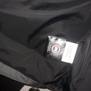 Går canada goose väst  - En helt ny canada goose väst i grå färg