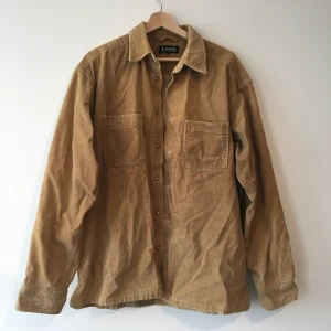 Manchester skjorta  - Köpt secondhand! Ett favoritplagg som tyvärr inte kommer till användning längre. Perfekt som vårjacka!