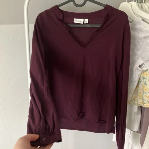 Gullig tröja - Luftande och jättefin. Använd 1 gång men är i samma skick som ny. Passar våren perfekt!