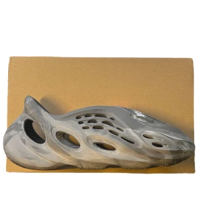 Yeezy foam runner ”mx granite  - Yeezy foam runner MX granite 🚀 Helt nya, aldrig använda (DS) ⚡️Originalboxen och kvitto tillkommer 🍀Vid fler bilder eller frågor är det bara att säga till 💎Kan frakta eller mötas upp i Stockholm 📦