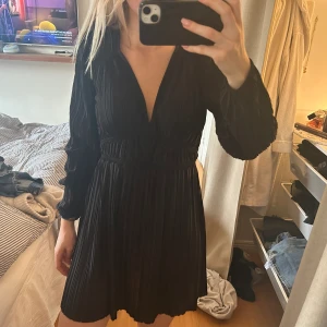 Klänning - Svart klänning från Zara i storlek S❤️