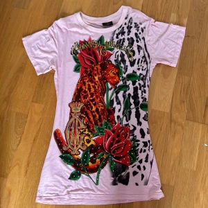 Christian audiger t-shirt💗 - Jättefin Christian audiger tröja i perfekt skick, inga rhinestones tappade eller något annat, säljs eftersom den inte kommer till användning💗