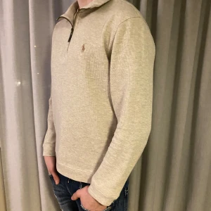 Ralph Lauren tröja - ✨Säljer nu denna fräscha Ralph Lauren tröjan i storlek M. Tröjan är i väldigt bra skick, lite vid i mudden nedtill samt något vid runt handleden. Inget man tänker på. Övrigt 9/10 skick. Pris kan diskuteras. Vid minsta lilla fundering hör av er!🔥🤝🏽✨