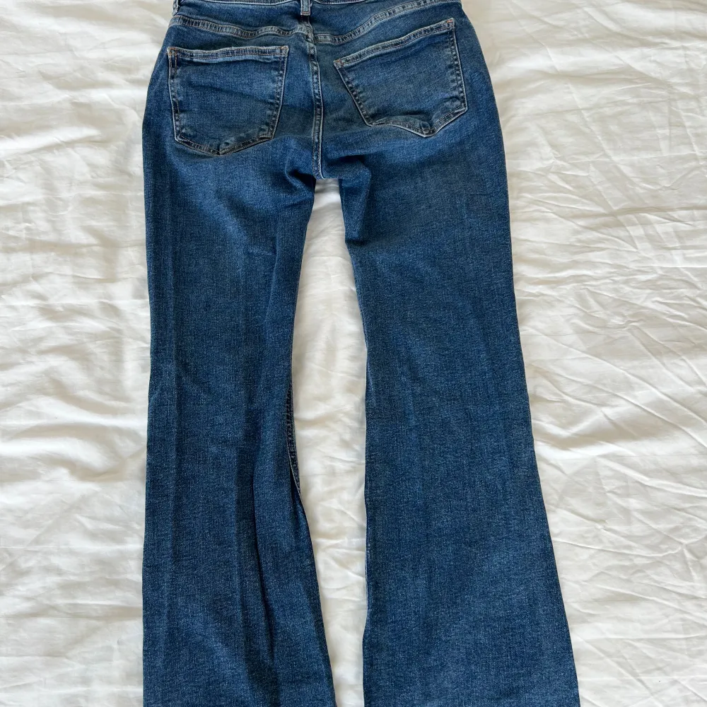 bootcut jeans i strlk 40, finns defekter som visas på sista bilden, därav priset🥰 kontakta vid frågor!. Jeans & Byxor.