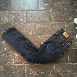 Nudie jeans - Säljer nu mina snygga jeans från nudie! Strlk 34/32 men då produkten är lite liten i storleken skulle jag snarare säga 33/32 eller 32/32. En slitning i grenen men annars helt fri från defekter!