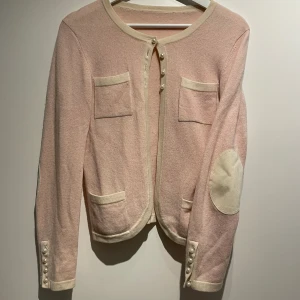 Ljusrosa Cashmere kofta - Litet hål vid nacken, ljusrosa kofta, 100% cashmere. I storlek S