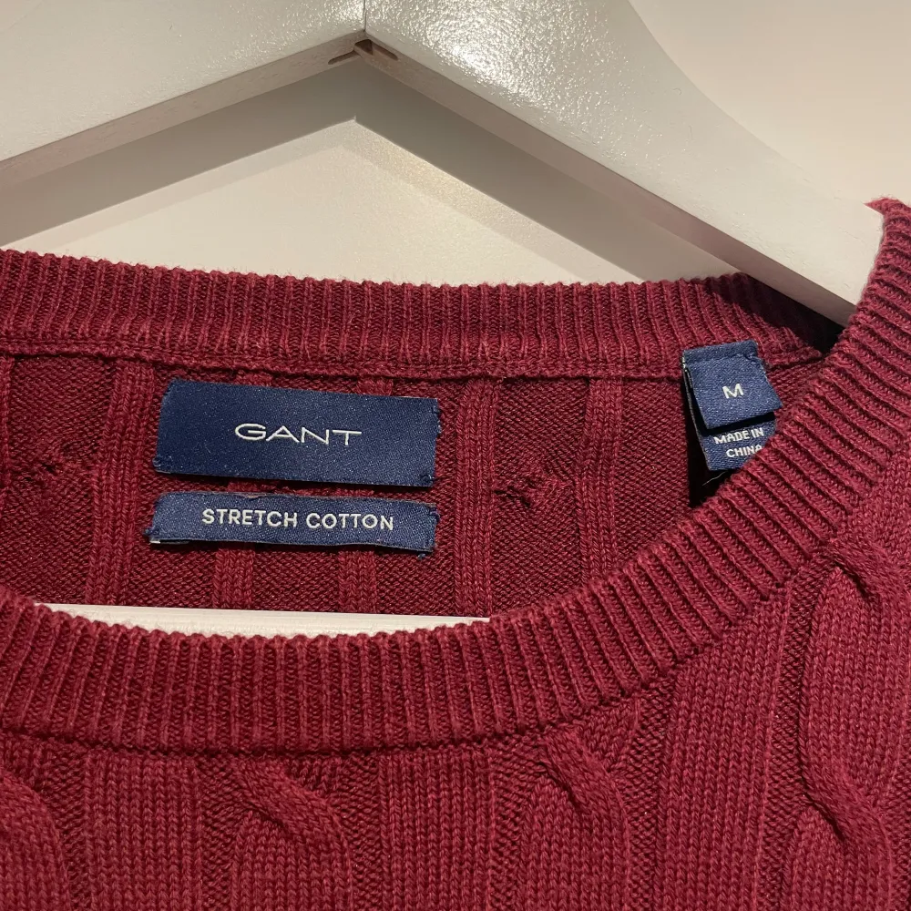 Vinröd kabelstickad tröja från Gant i storlek M. Bra skicka . Stickat.
