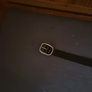 Svart skärp - Säljer svart skärp då de inte kommer till användning, den är helt okej i skick, lite slitet bara 