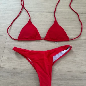 Bikini - En jättefin röd bikini som jag enbart använt toppen få gånger ❤️ En liten fläck på toppen, vet inte vad det är för något  Storlek S på trosorna, helt oanvända  Storlek S på toppen, använd fåtal gånger