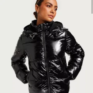 Nelly jacka  - Används inte längre köpt för 800 jätte fin och varm 💗 men kommer inte till användning💗den är använd lite av förra vintern men är godskick🥰 tryck inte på köp nu❤️