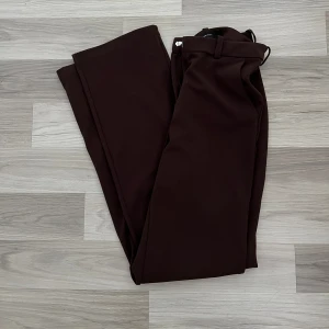 Kostymbyxa  - Brun Kostymbyxa från veromoda  Storlek S