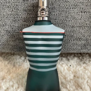 Jean Paul Gaultier le make 75 ml till bytes  - Jean Paul Gaultier le male 75 ml till bytes. Nästan full och cirka 90 % kvar . Kan även köpas vid prisförslag .