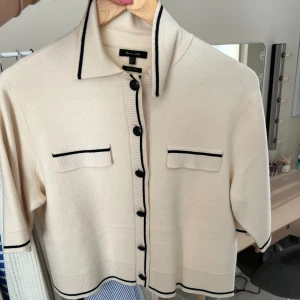 Stilren t-shirt från massimo dutti! - Helt oanvänd, otroligt mjukt material och stilren. Har inte kommit till användning ❤️ nypris 1000 kr