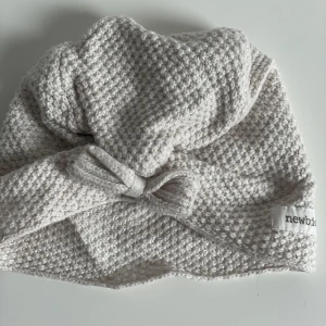 Mössa från Newbie i storlek 44/46 - Mössa från Newbie i storlek 44/46 4-9 månader.   Djur och rökfritt hem 