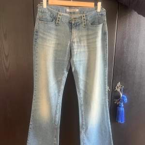 Unika och coola FORNARINA jeans med metal håll vid backfickorna, dem är verkligen one of a kind. Dom är låg midjade i bra skick, har använts tidigare.Vid övriga frågor är det enbart att skriva ✍️  Midjemått:38cm Innerbensmått:88cm Ytterbensmått:108cm 