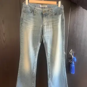 Unika och coola FORNARINA jeans med metal håll vid backfickorna, dem är verkligen one of a kind. Dom är låg midjade i bra skick, har använts tidigare.Vid övriga frågor är det enbart att skriva ✍️  Midjemått:38cm Innerbensmått:88cm Ytterbensmått:108cm 