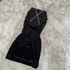 Klänning - Fest/sommar klänning med öppen rygg och diamanter som band. Fin att ha på sig utomlands också. Den är ganska kort och är otroligt snygg på! Nyskick. Använd endast 1 gång. Gåva vid köp🛍