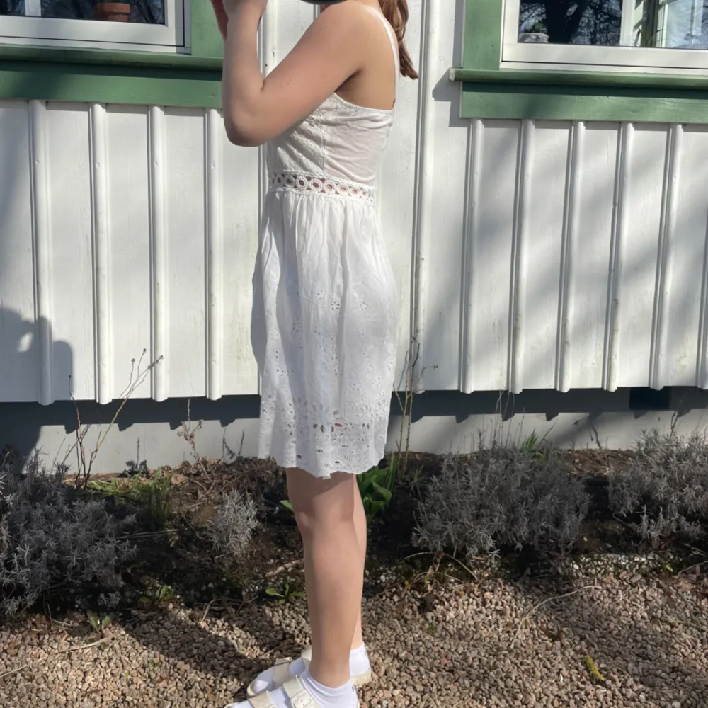 Jätte fin klänning från design by si. Köpt för Inger två år sedan men har aldrig använts då jag hittade ett annat alternativ och prislappen finns kvar. Modellen är 160 cm lång, kjolen är ungefär 48 cm. Ny pris 136. Mekot.