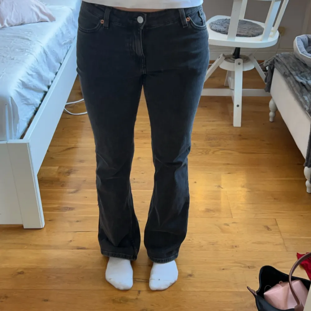 Svarat midwaist bootcut/Flare jeans från monki! Använda en gång🌟 Org pris: 499:-. Jeans & Byxor.