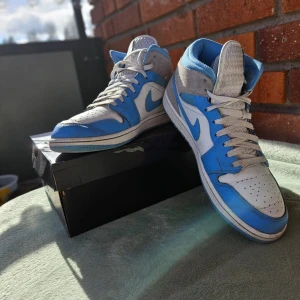 Jordan 1 "University Blue grey" Mid - Hej säljer nu mina Jordan 1 University Blue grey" Mid Först till kvarn 