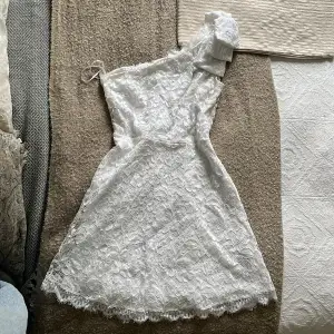 Jättefin klänning! Va så så nöjd. Ser lite ”grå” ut på bilden men det är den inte i verkligheten!! Använd 1 gång och i jättefint skick. Kap!