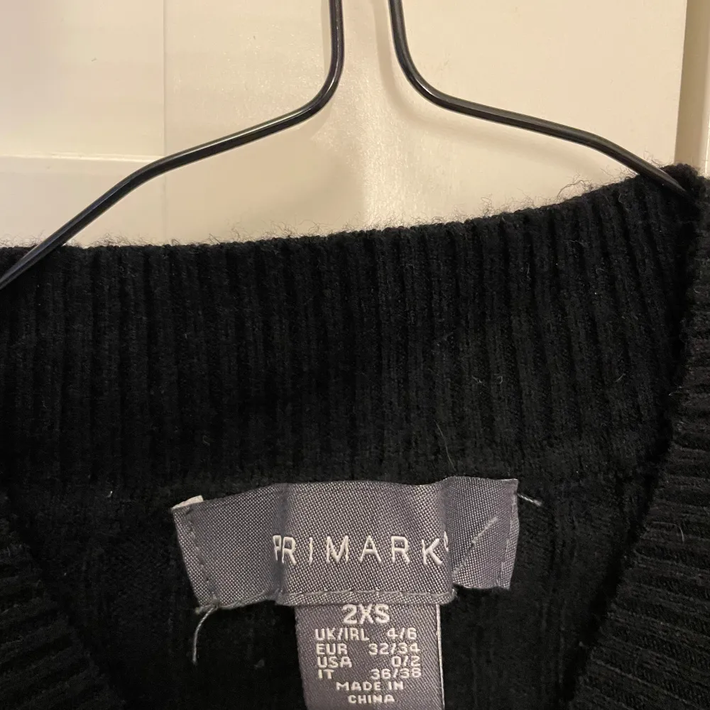 Långärmad tröja med crewneck från primark,den är aldrig använd, de är storlek 2xs💘hör av dig om du har några frågor eller är intresserad av den. Tröjor & Koftor.