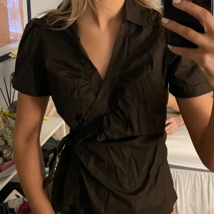 Brun topp - Brun topp. Är i storlek 42 men har själv 36/38.