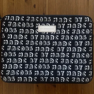 Marc jacobs datorfordral - Säljer mitt ascoola marc jacobs datorfodral💗Måtten är 35x26!