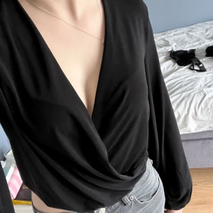 Gina tricot omlottblus - Säljer denna snygga omlottblusen från Gina. Köpte den för ett tag sen men använde aldrig så den är i nyskick. 