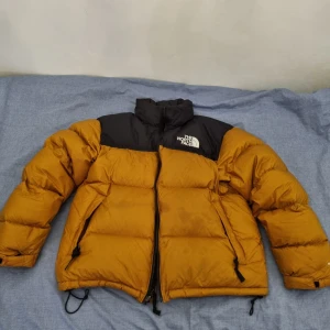 The North Face 1996 Retro Nuptse 700 - Condition: 8.5/10 barely worn, might smell of Santal Size: Large, cropped 